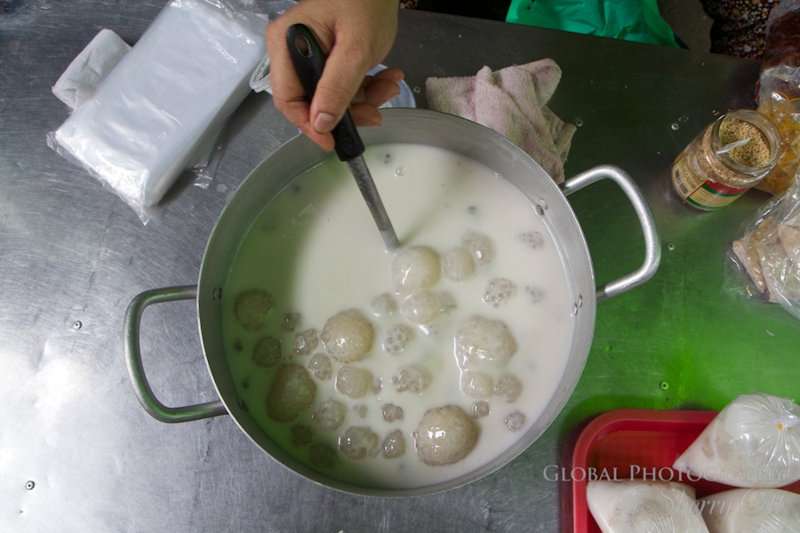 Delicious yummy che! A sweet ‘soup’ made from sticky rice balls and coconut milk – my favorite!